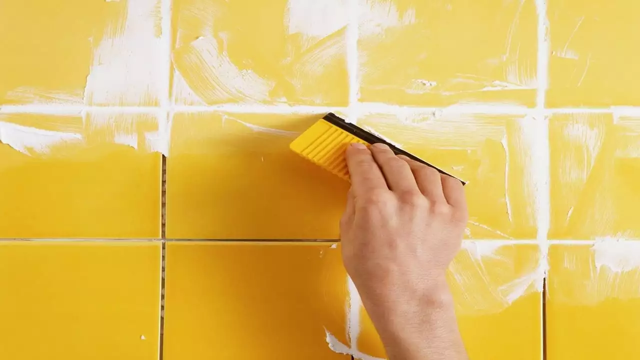 What is the difference between unsanded and sanded grout?