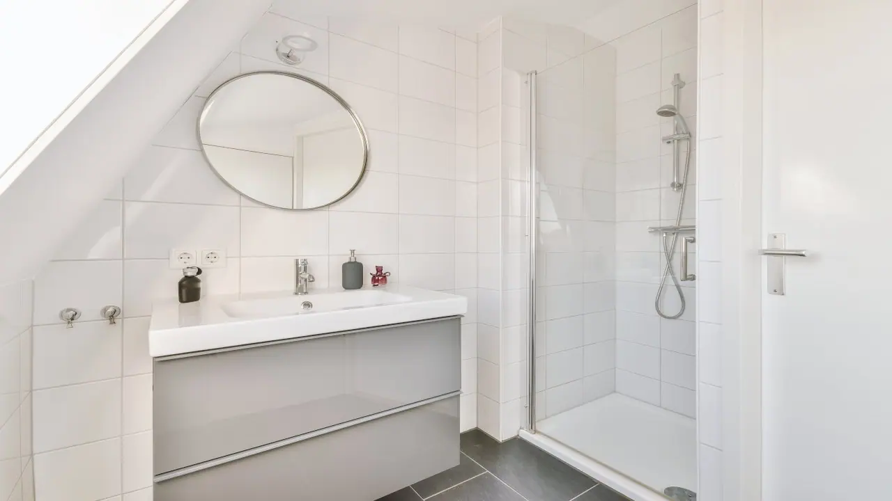 20 Tips for Small Bathrooms
